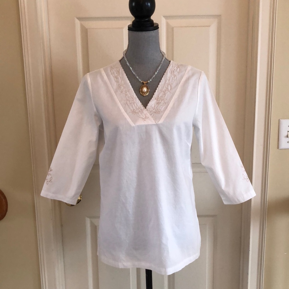 Basic Editions 100% cottn white top tan embroidery